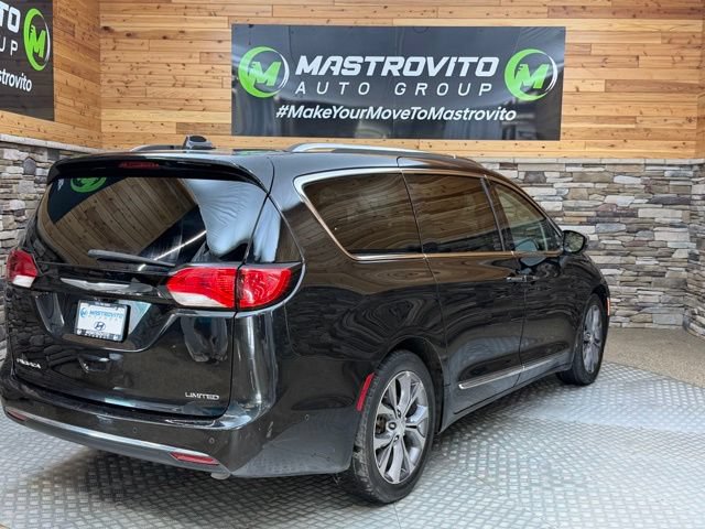 Used 2017 Chrysler Pacifica Limited w/ UConnect Theater Package FWD image 9