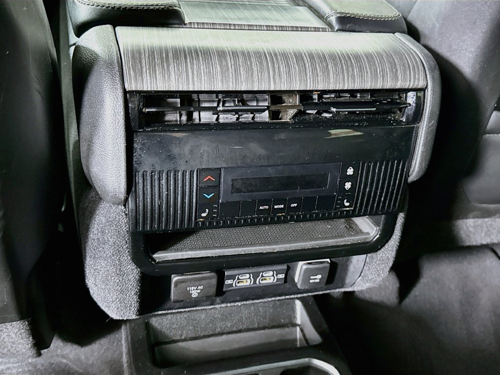 Used 2024 Jeep Wagoneer Series II AWD/4WD image 29