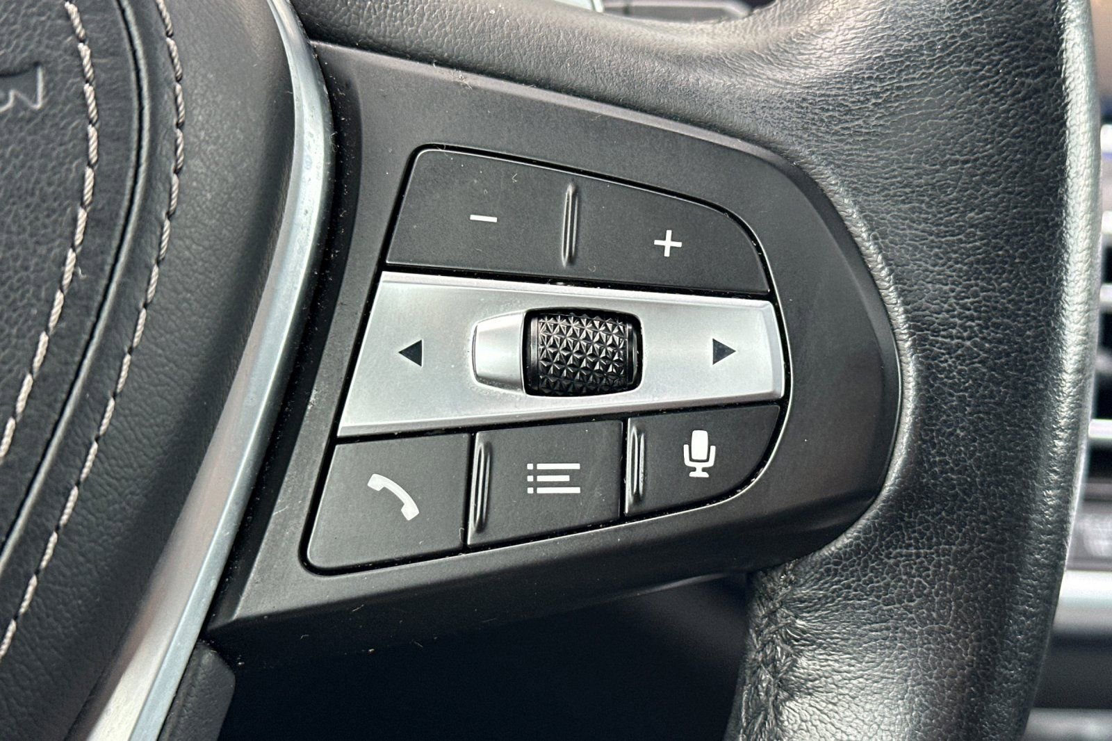 Used 2022 BMW X5 xDrive40i w/ Parking Assistance Package image 39