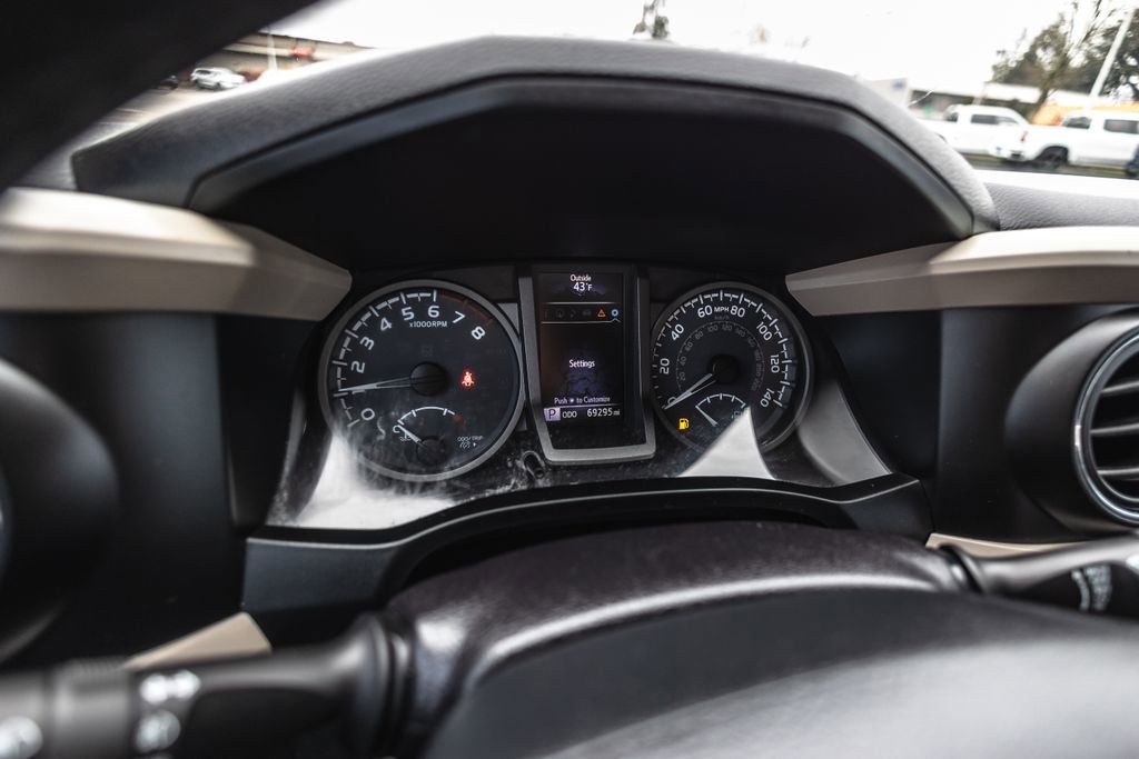 Used 2016 Toyota Tacoma TRD Sport image 17