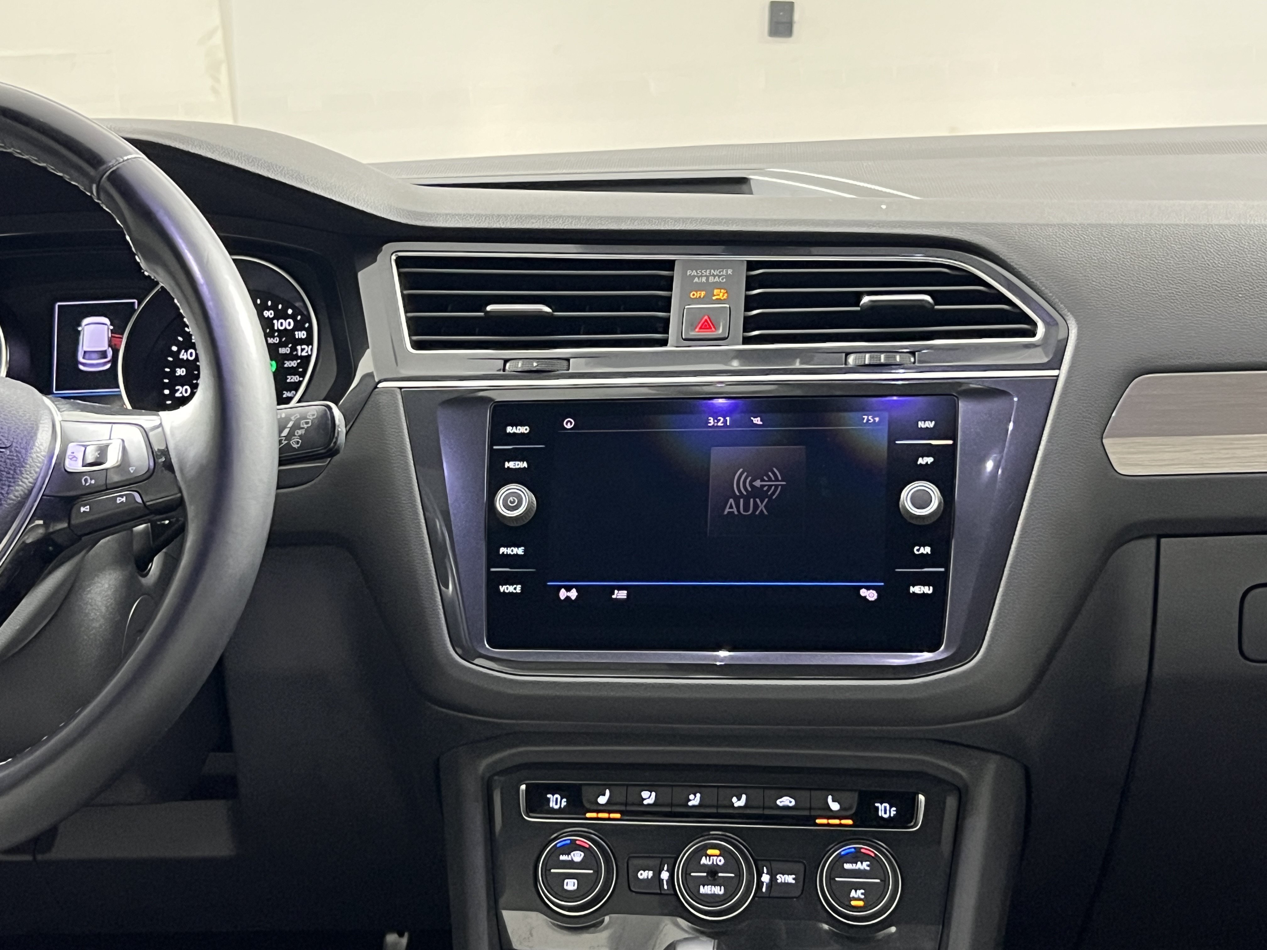 Used 2018 Volkswagen Tiguan SEL w/ R-Line Package FWD image 17