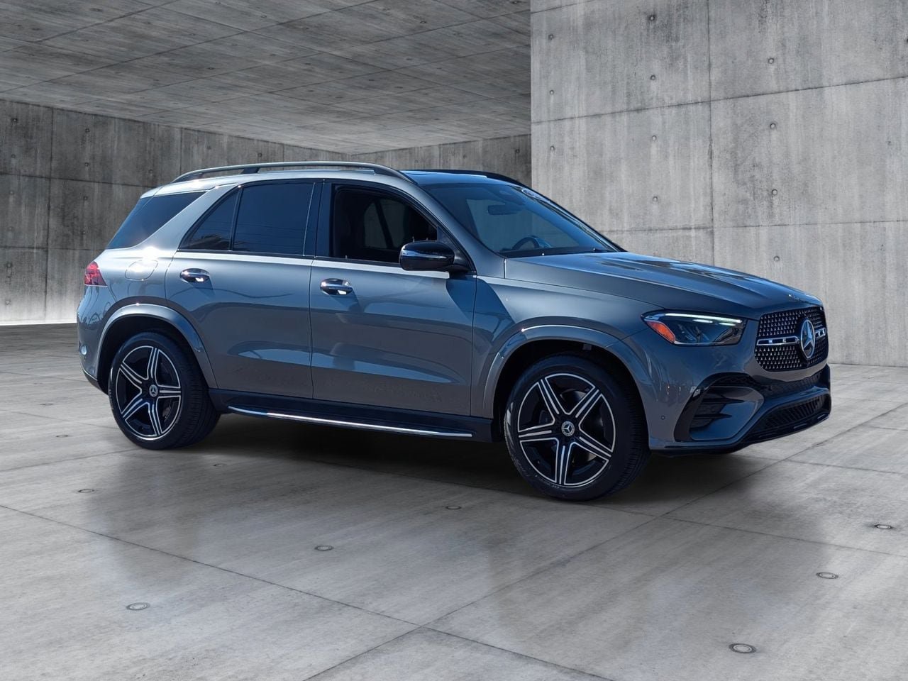 Used 2025 Mercedes-Benz GLE 350 4MATIC w/ AMG Line Exterior image 34