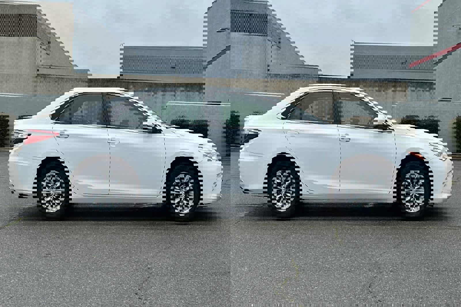 Used 2017 Toyota Camry LE image 6