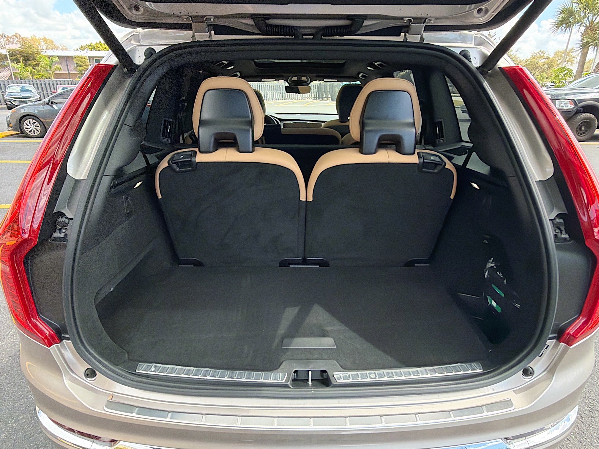 Used 2025 Volvo XC90 B6 Ultra w/ Protection Package Premier image 13