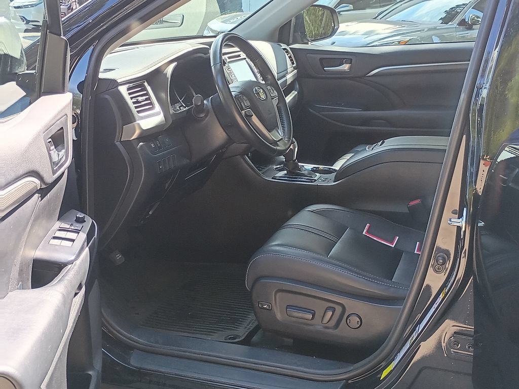 Used 2017 Toyota Highlander SE AWD/4WD image 18