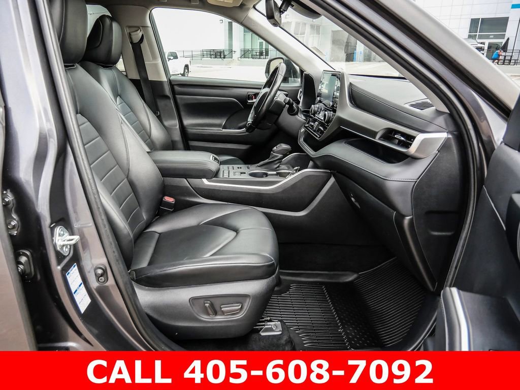 Used 2021 Toyota Highlander XLE AWD/4WD image 14