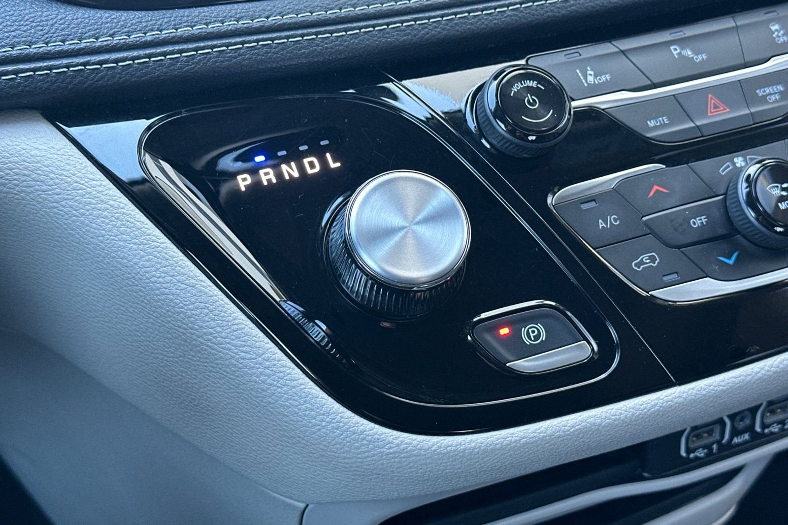 Used 2024 Chrysler Pacifica Select image 27