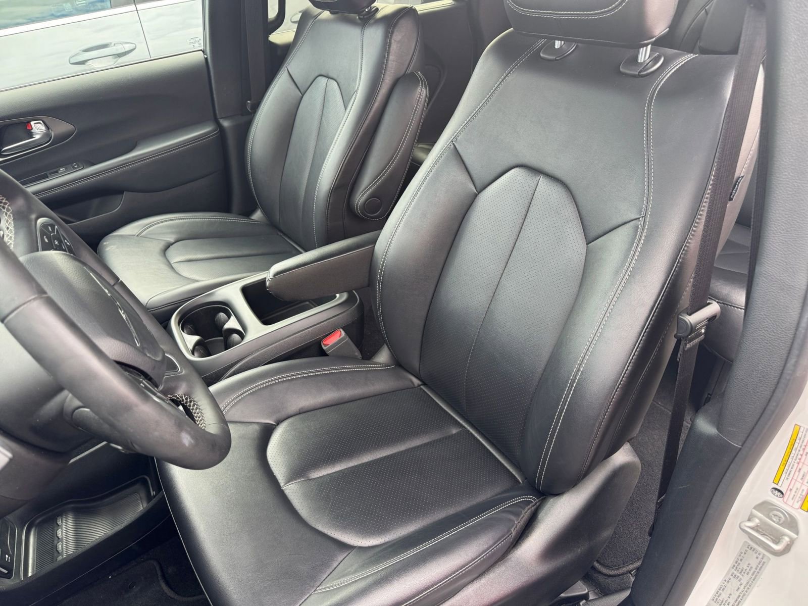 Used 2025 Chrysler Pacifica Select image 38