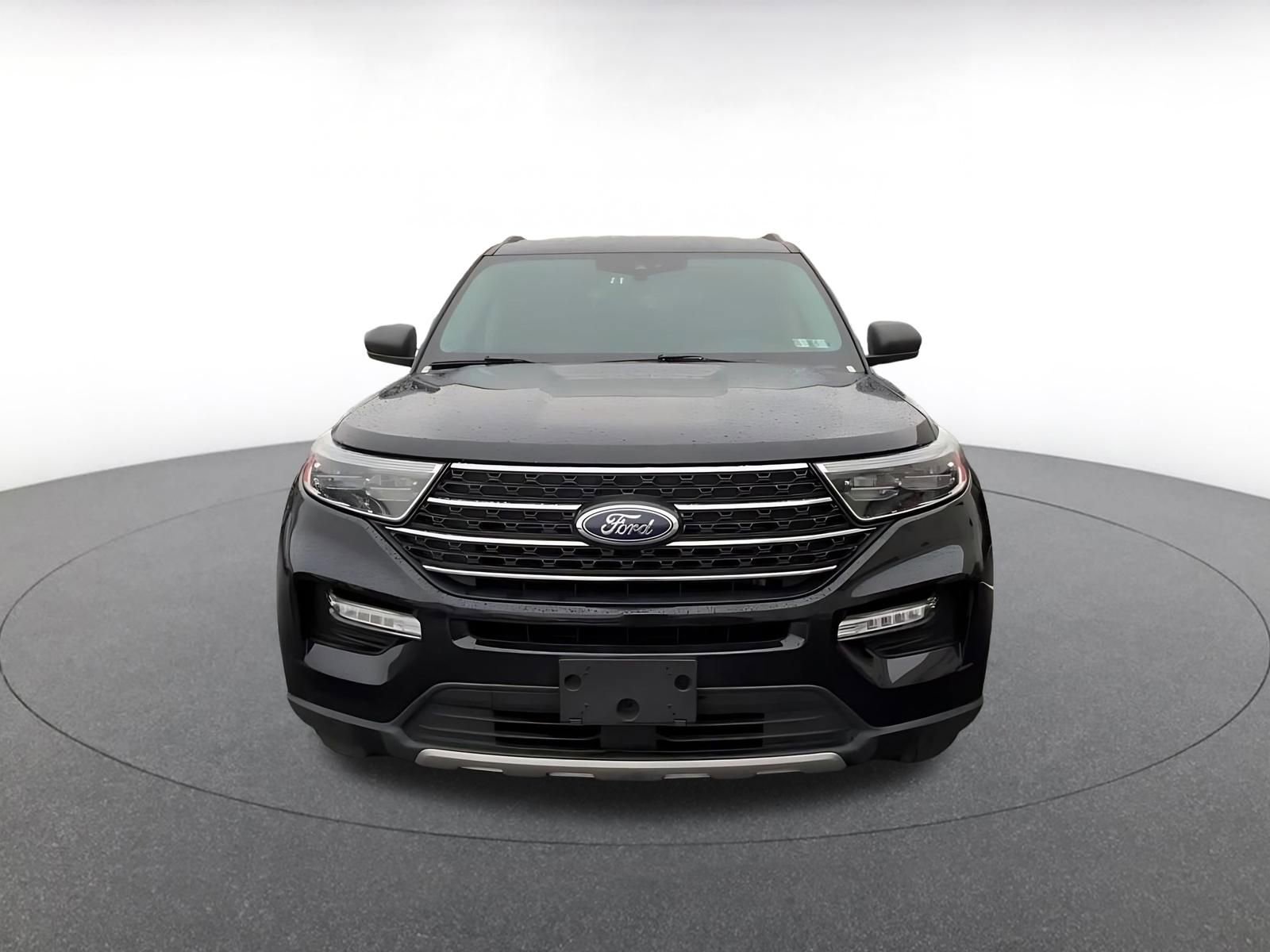 Used 2024 Ford Explorer XLT w/ Equipment Group 202A RWD image 4