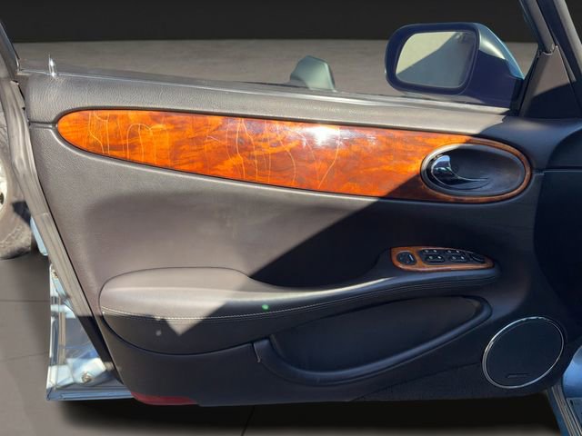 Used 2003 Jaguar XJ8 image 9