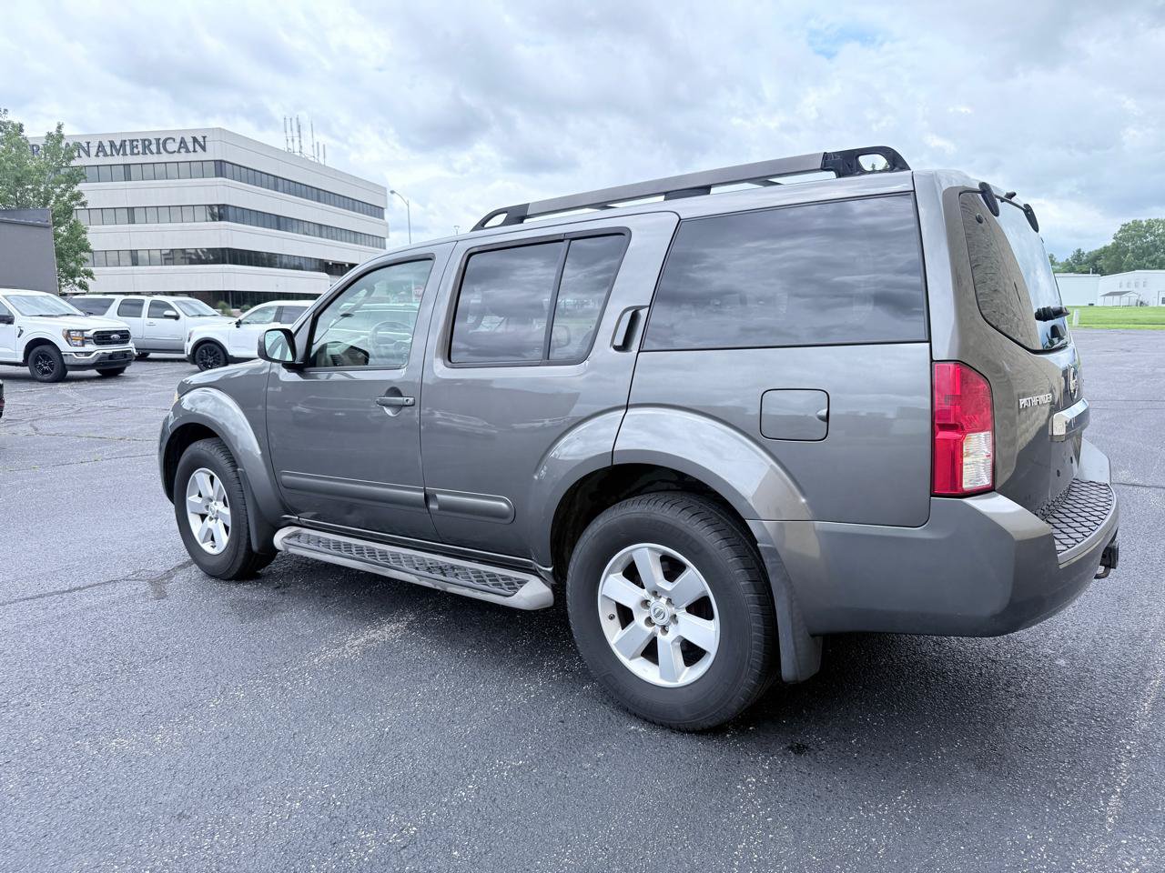 Used 2008 Nissan Pathfinder SE w/ Leather Pkg AWD/4WD image 3