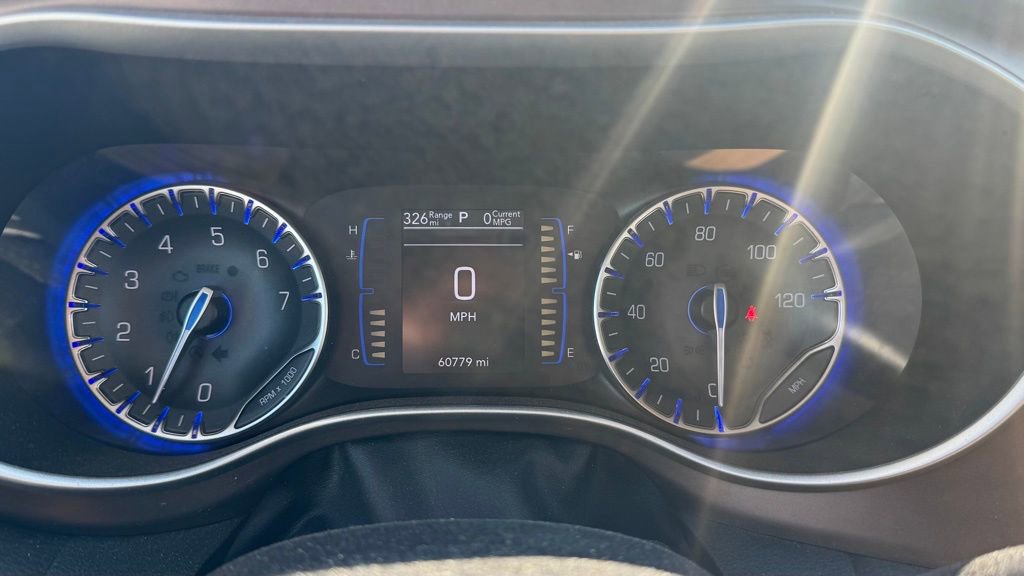 Used 2019 Chrysler Pacifica Touring-L image 16