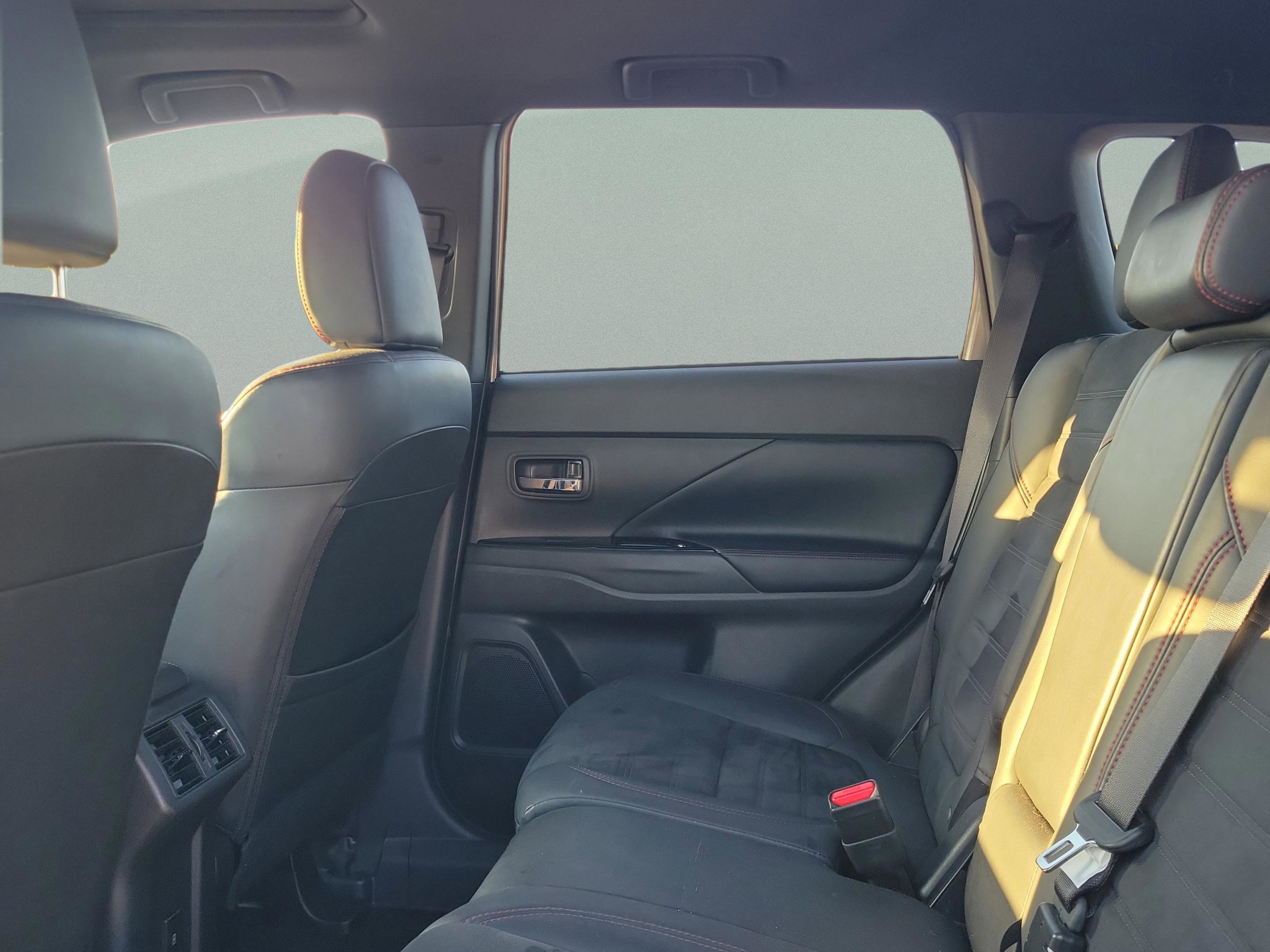 Used 2020 Mitsubishi Outlander SE image 13