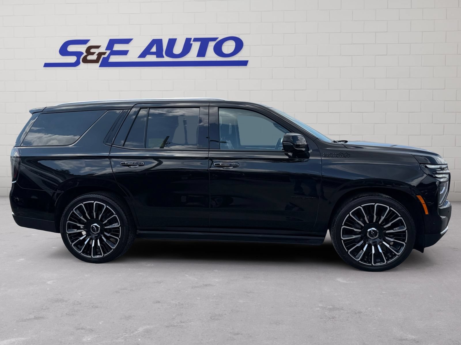 Used 2025 Chevrolet Tahoe High Country AWD/4WD image 5