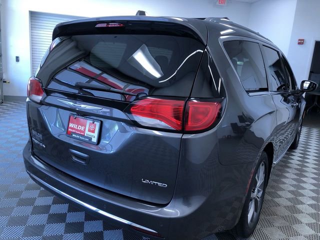 Used 2018 Chrysler Pacifica Limited w/ Tire & Wheel Group FWD image 36