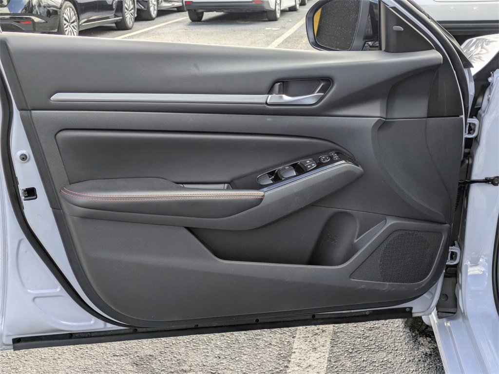 Used 2025 Nissan Altima 2.5 SR image 11