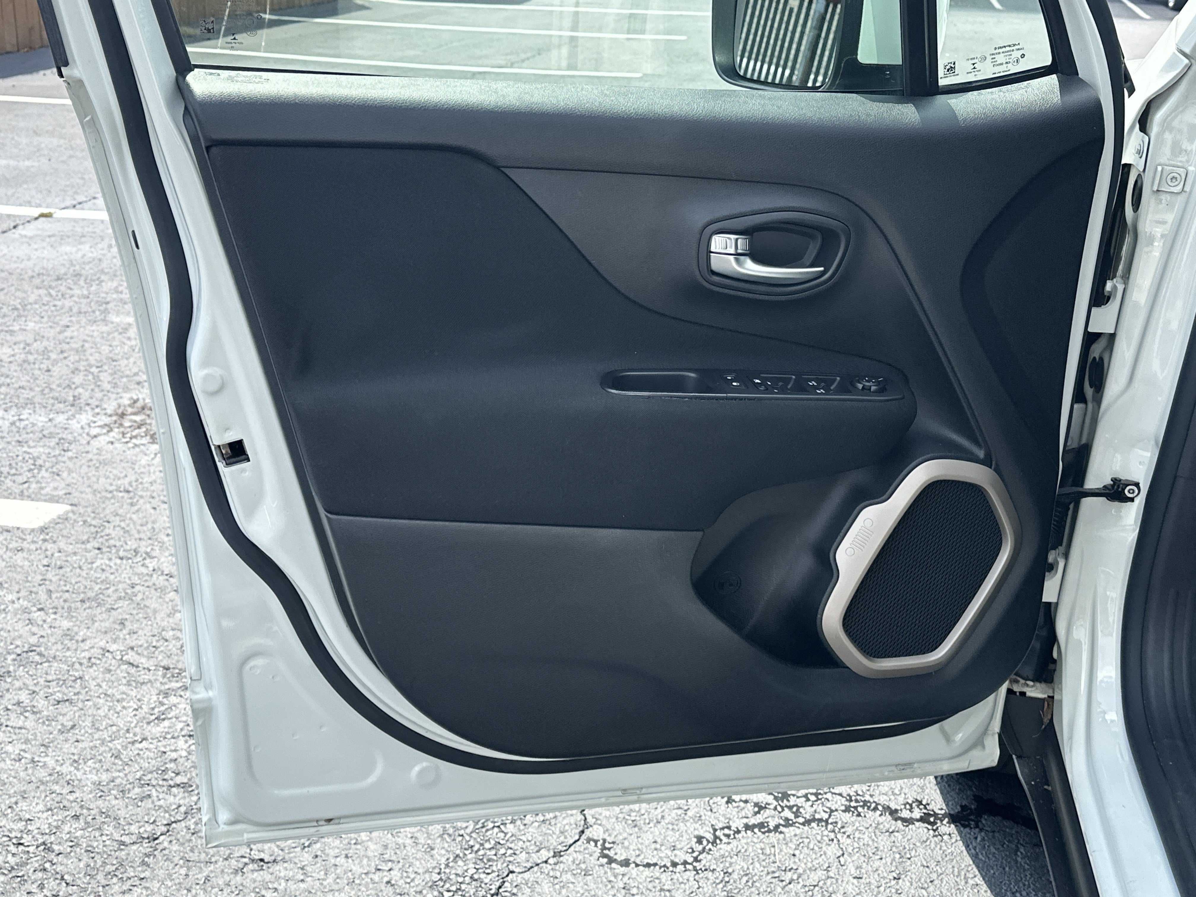 Used 2015 Jeep Renegade Latitude w/ Popular Equipment Group FWD image 10