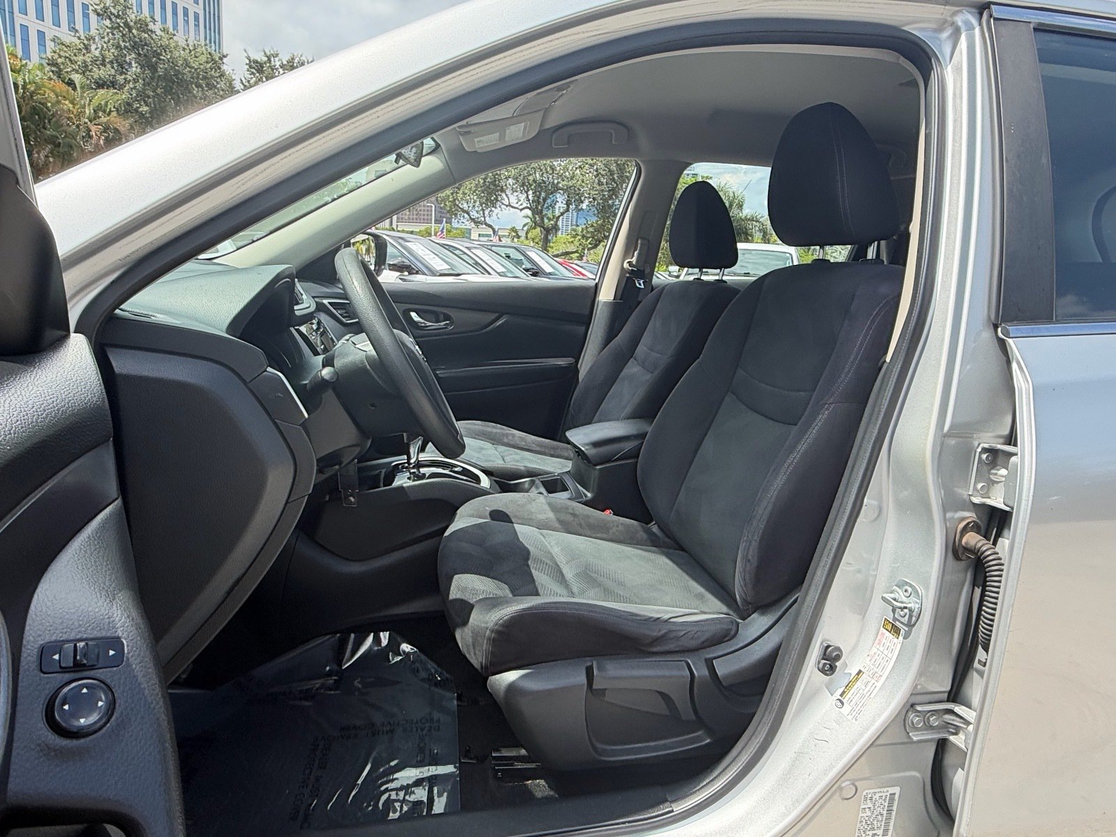 Used 2016 Nissan Rogue S FWD image 9
