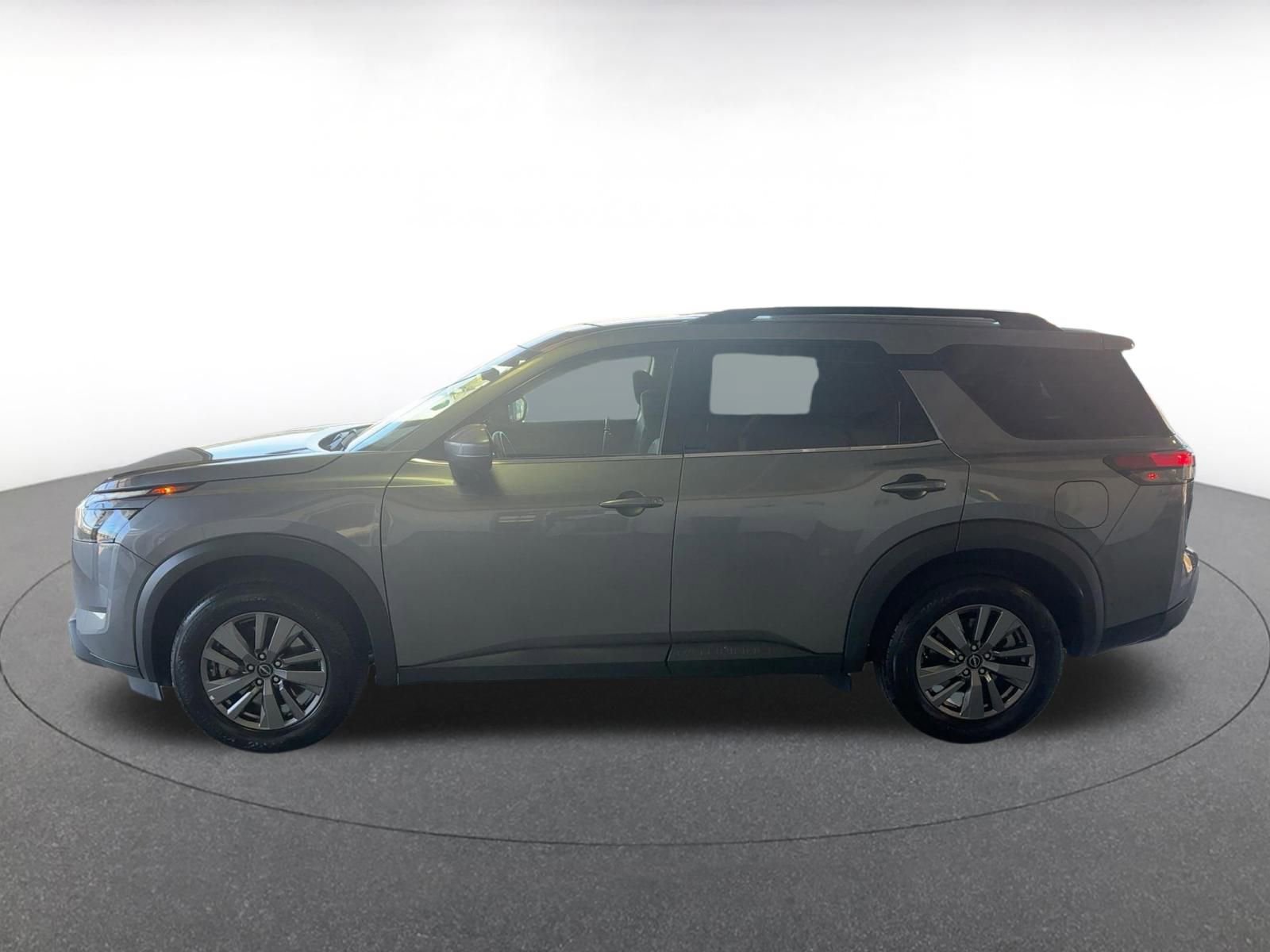 Used 2025 Nissan Pathfinder SV image 11