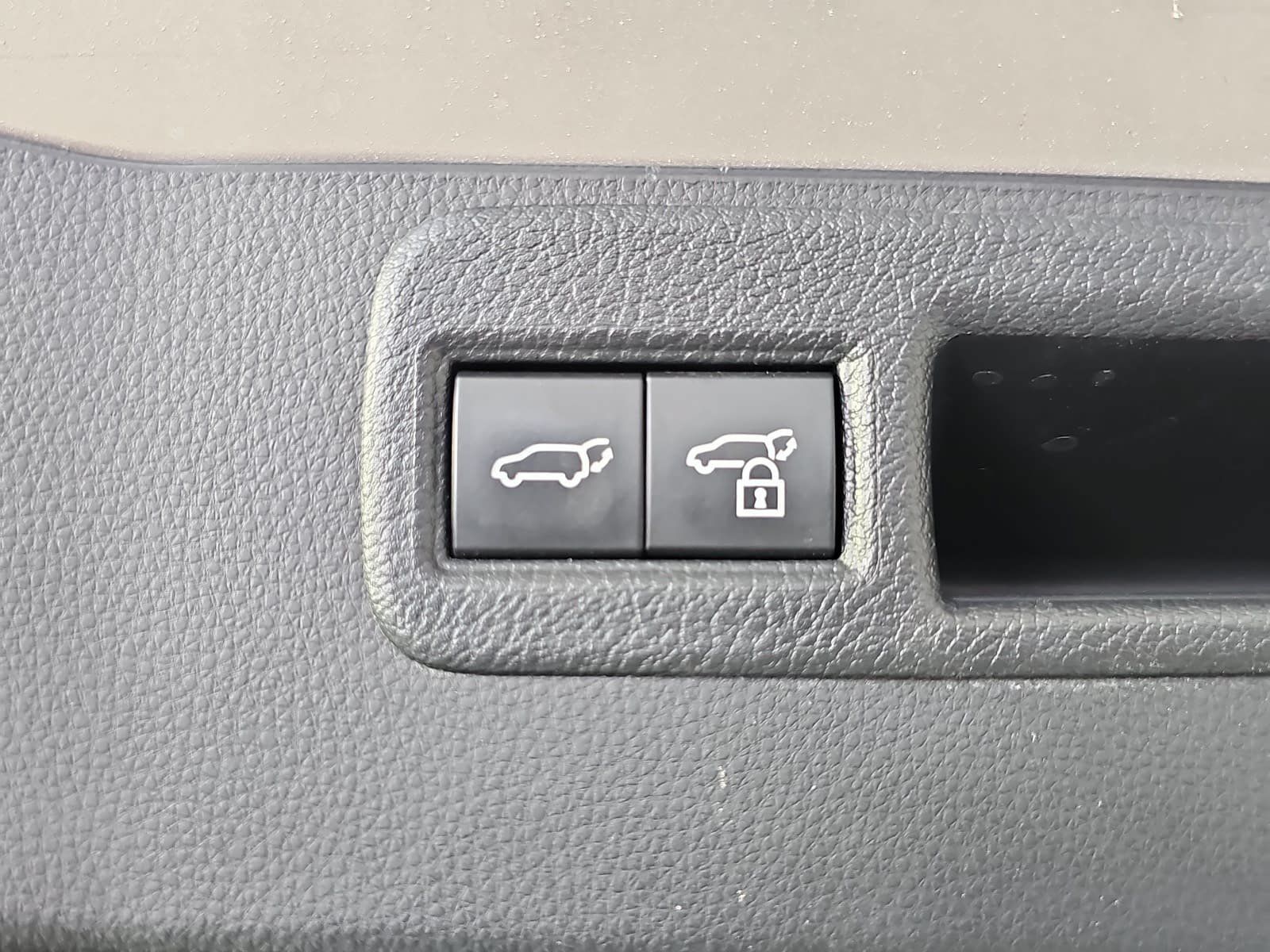 Used 2023 Toyota Venza LE AWD/4WD image 12