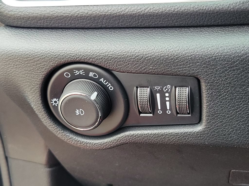 Used 2025 Chrysler Pacifica Limited FWD image 14