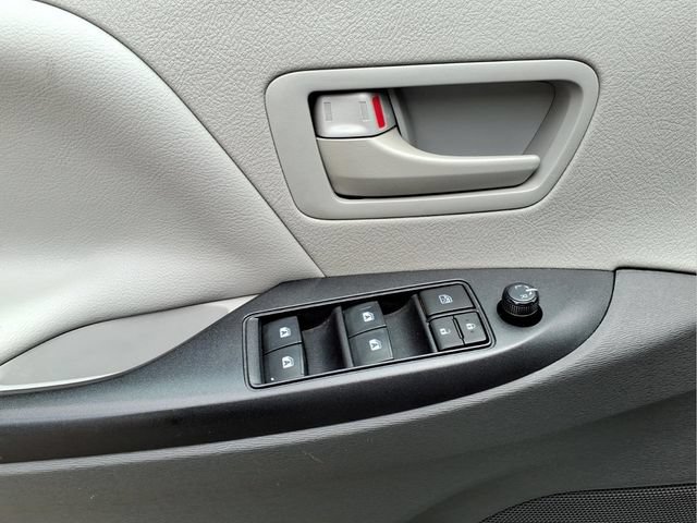 Used 2020 Toyota Sienna L FWD image 11