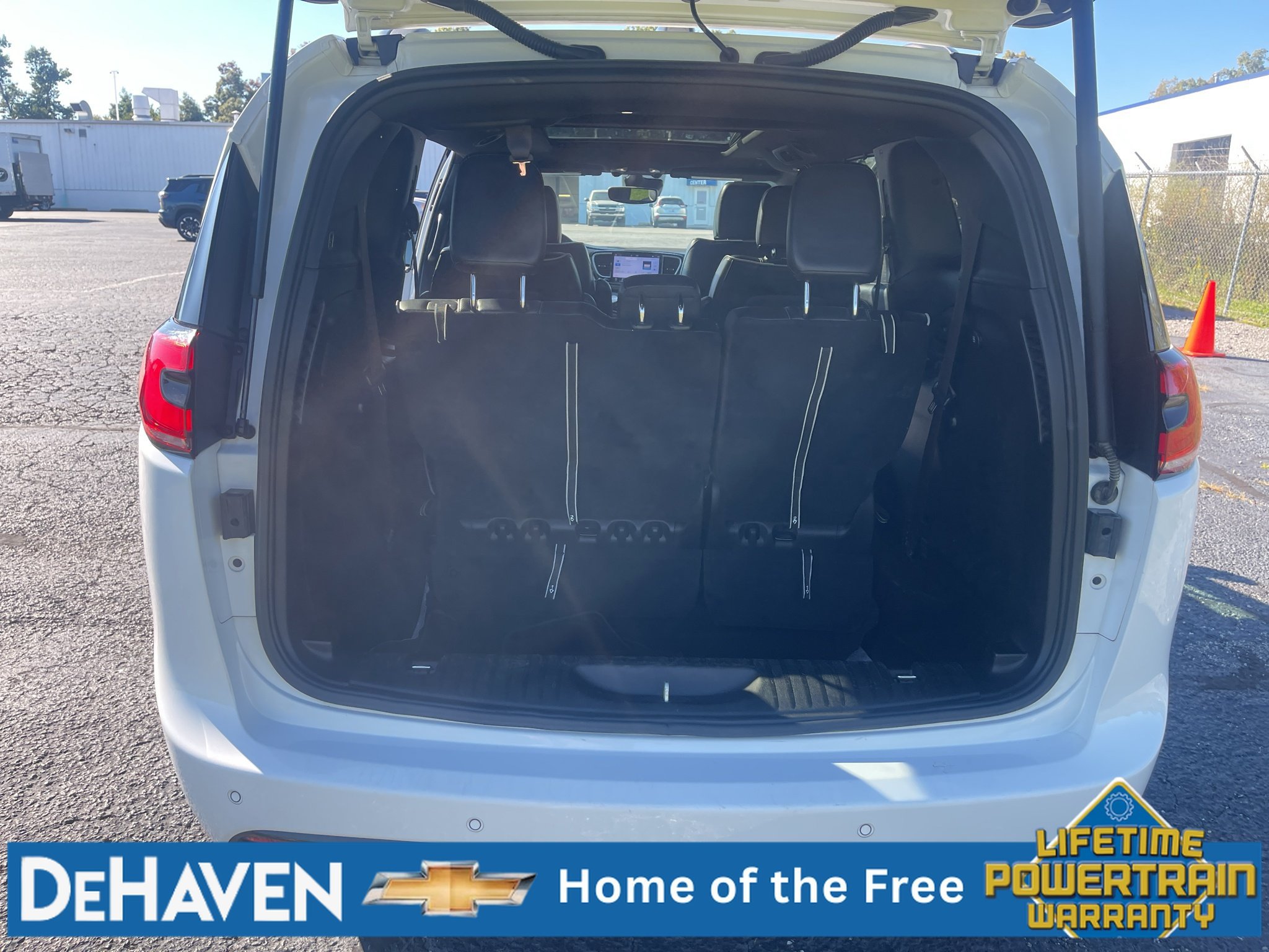 Used 2025 Chrysler Pacifica Limited FWD image 26