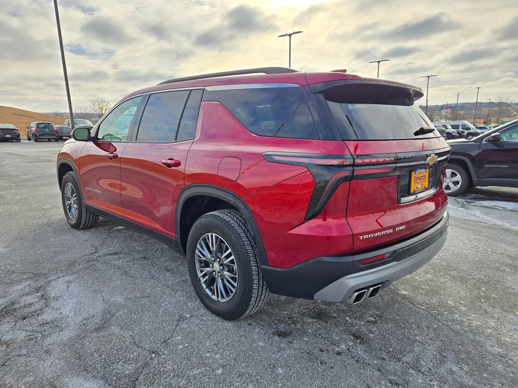 Used 2025 Chevrolet Traverse LT image 5