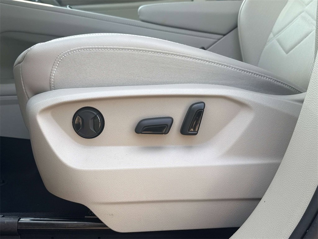 Used 2025 Volkswagen Atlas SE image 11