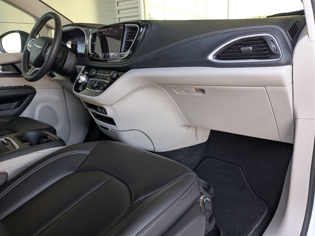 Used 2023 Chrysler Pacifica Touring-L AWD/4WD image 11