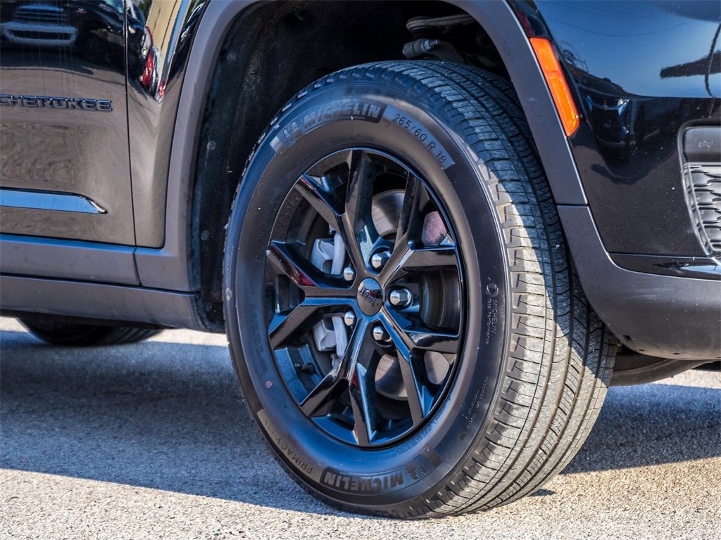 Used 2024 Jeep Grand Cherokee L Laredo image 2