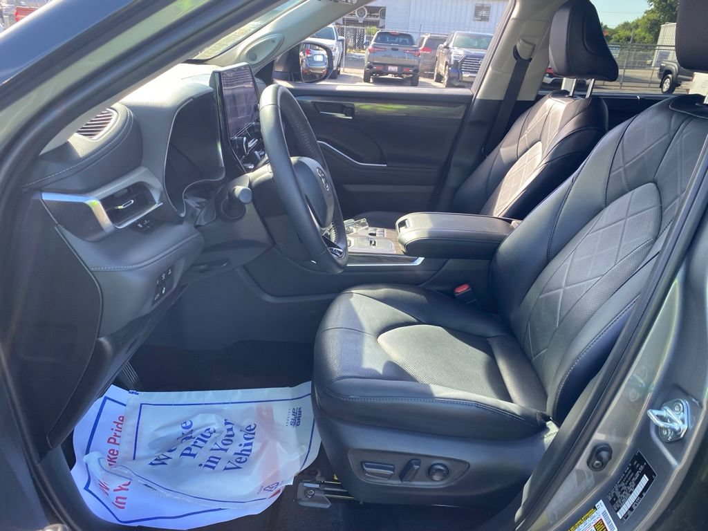 Used 2025 Toyota Highlander Platinum AWD/4WD image 6