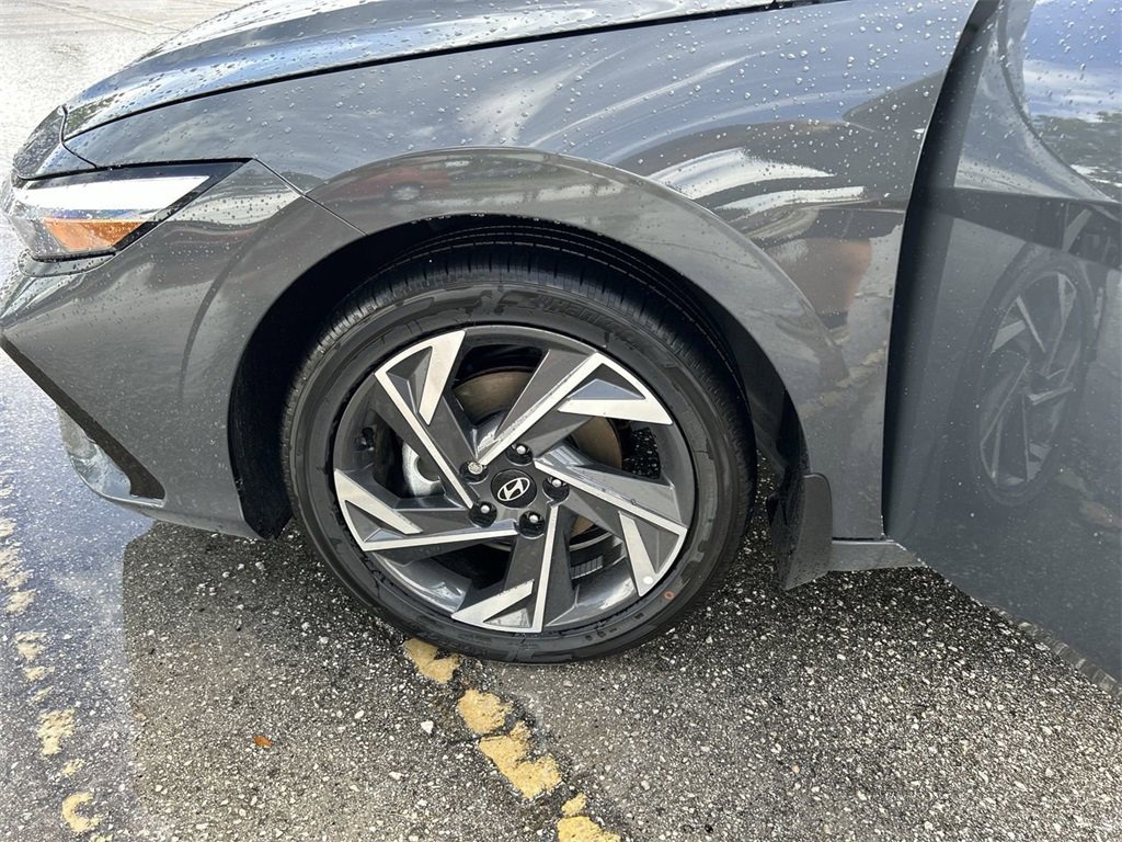 New 2025 Hyundai Elantra Limited image 32