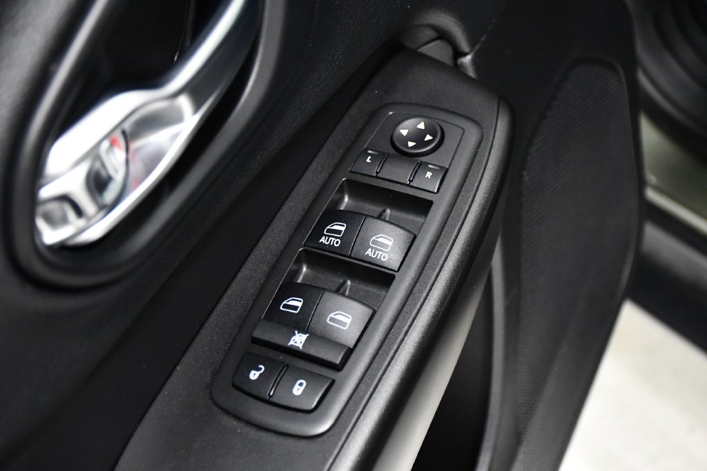 Used 2019 Jeep Cherokee Trailhawk w/ Cold Weather Group AWD/4WD image 18