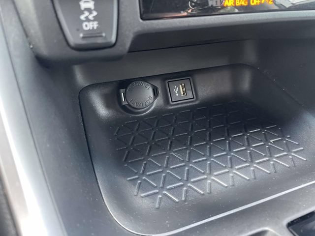 Used 2025 Toyota RAV4 XLE AWD/4WD image 30