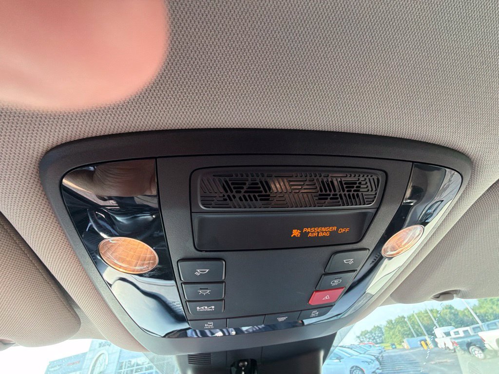 Used 2025 Kia Carnival FWD image 32