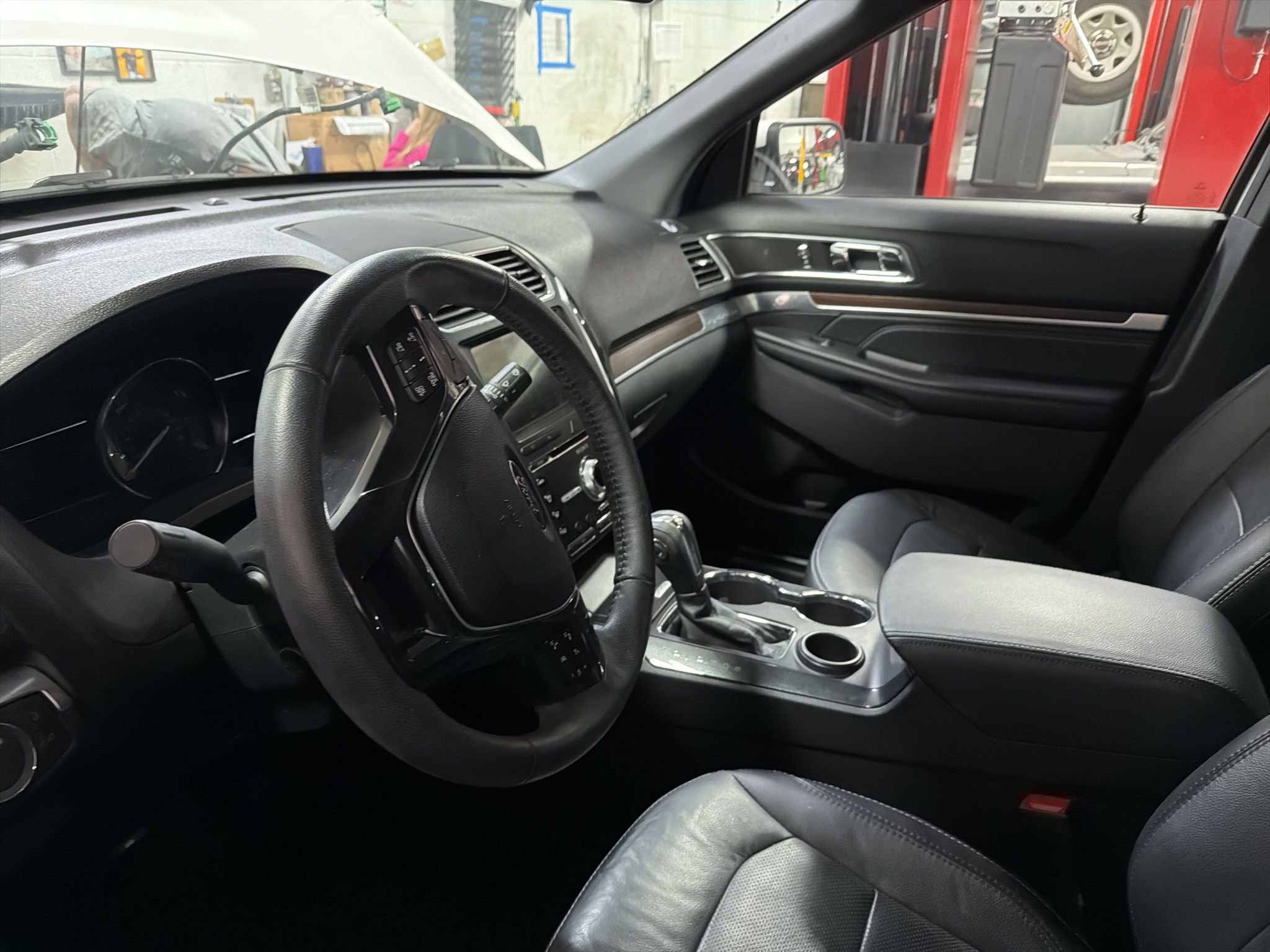 Used 2018 Ford Explorer Limited w/ Ford Safe & Smart Package image 2