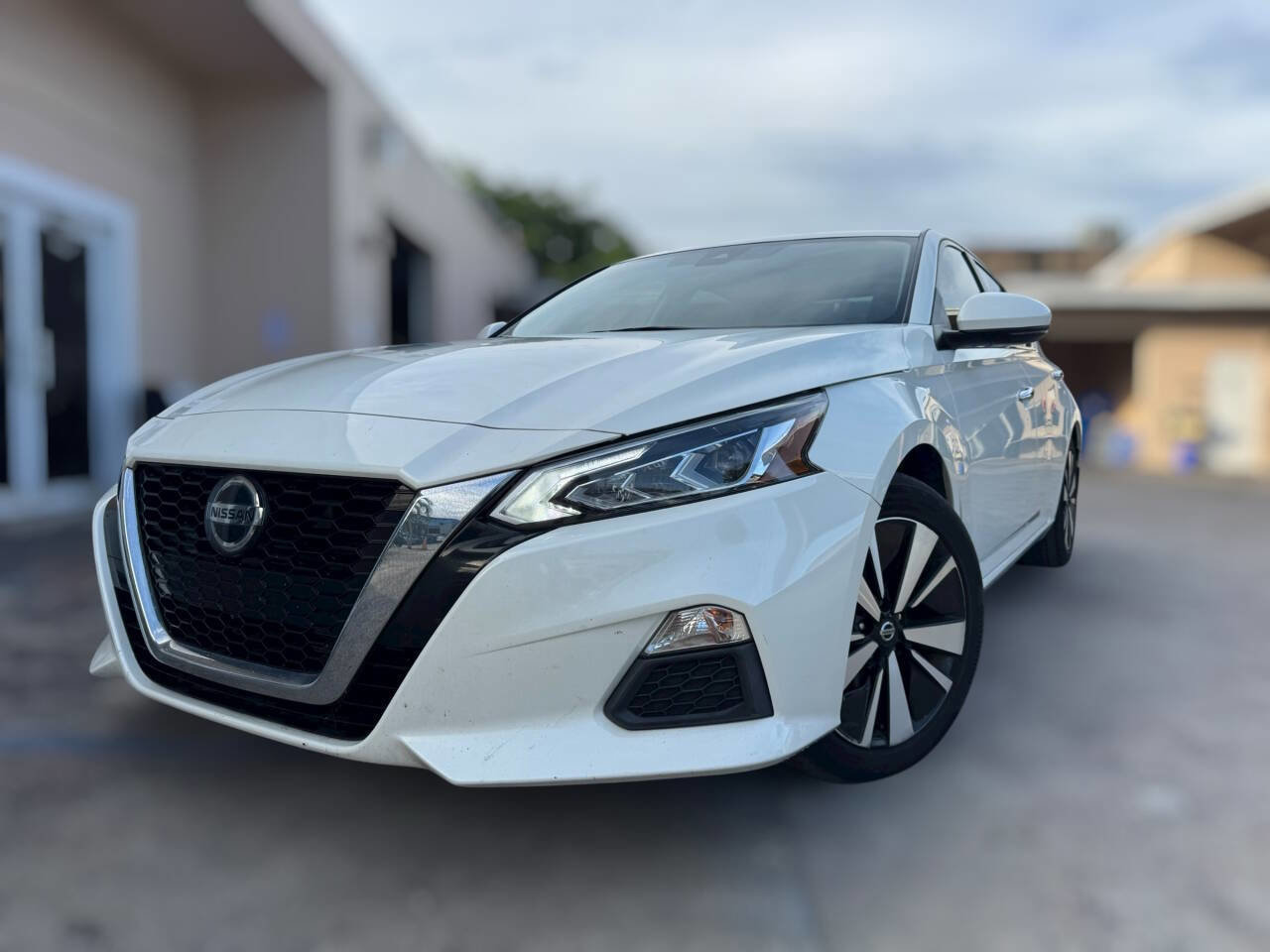 Used 2021 Nissan Altima 2.5 SV w/ SV Premium Package image 1