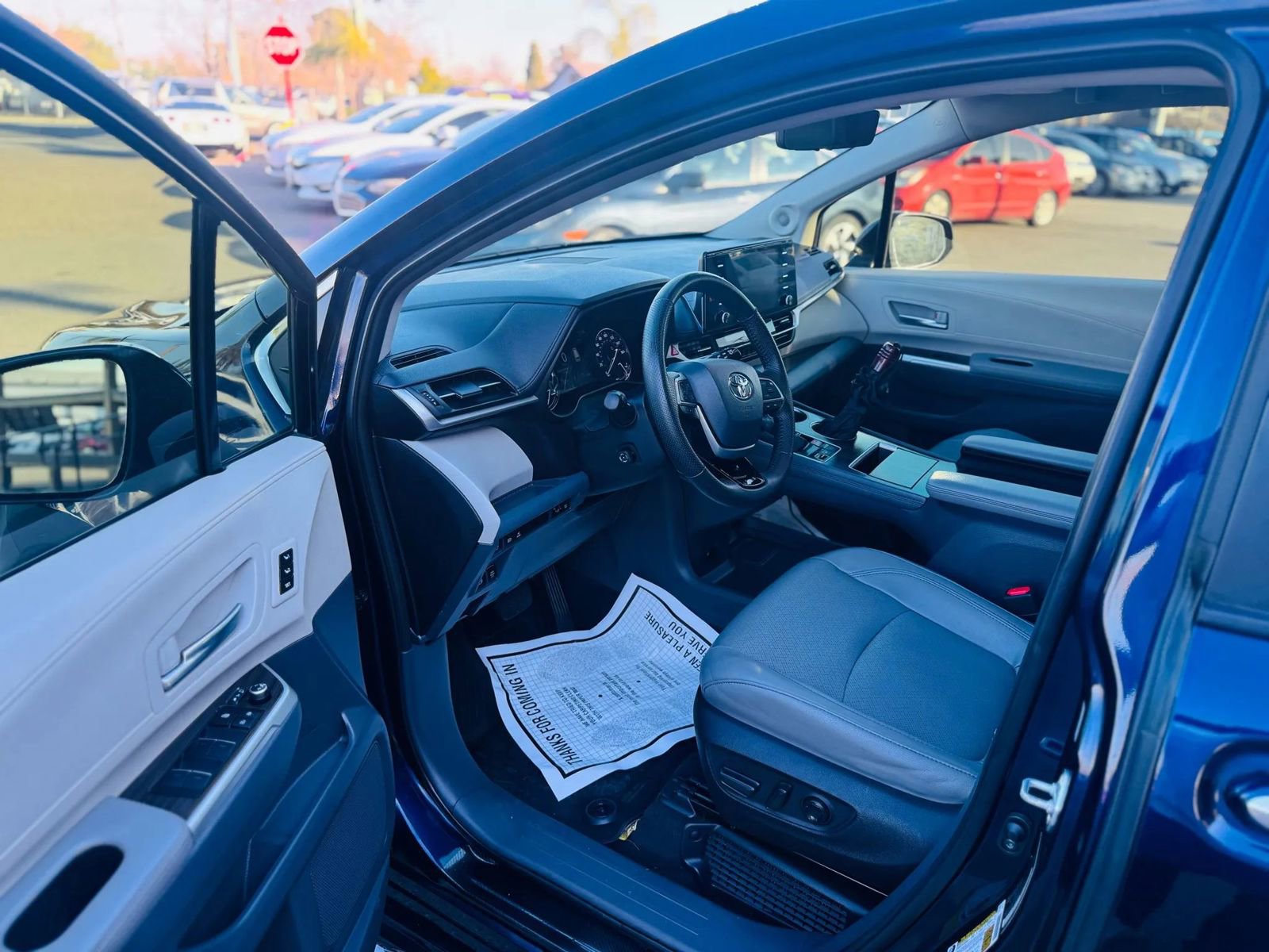 Used 2023 Toyota Sienna Limited image 8