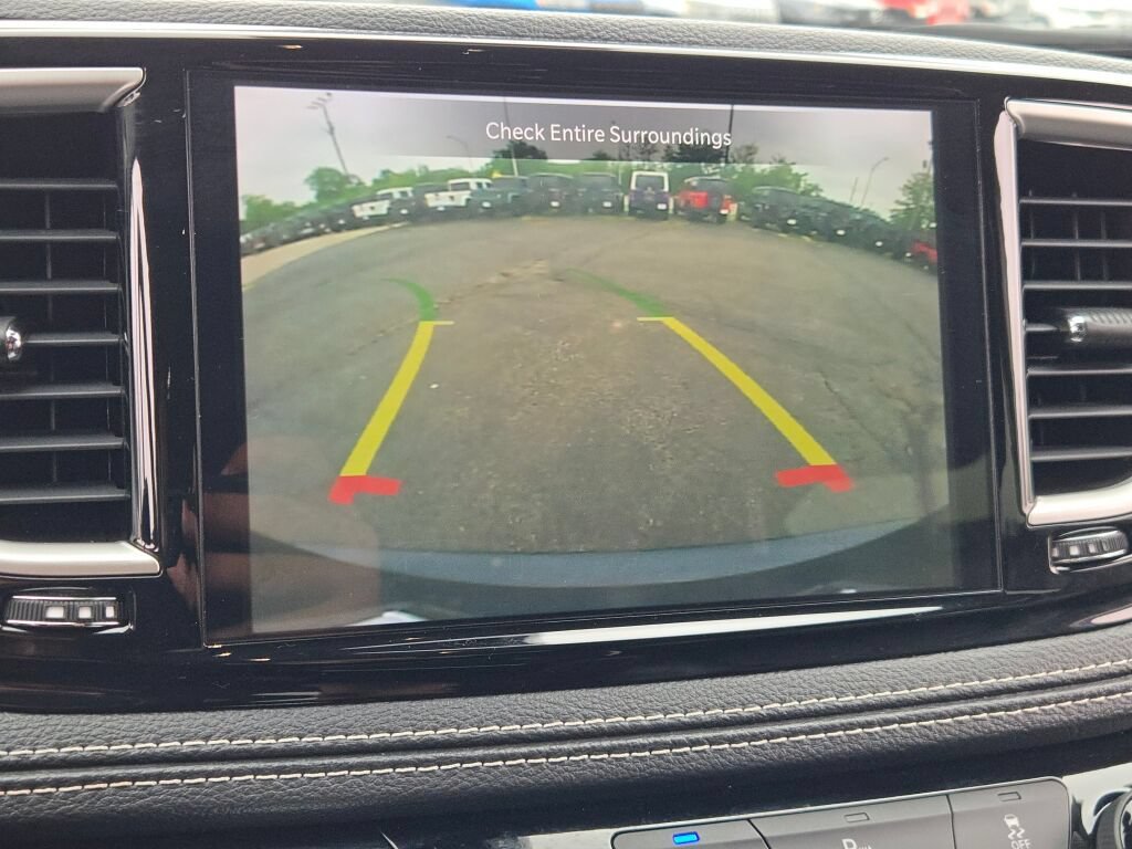 Certified 2024 Chrysler Pacifica Limited FWD image 10