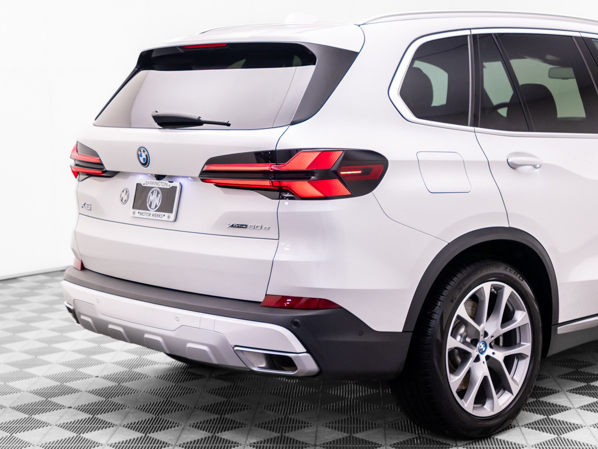 Used 2024 BMW X5 xDrive50e w/ Parking Assistance Package AWD/4WD image 40