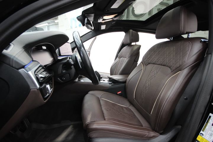 Used 2023 BMW M550i xDrive w/ Executive Package image 19