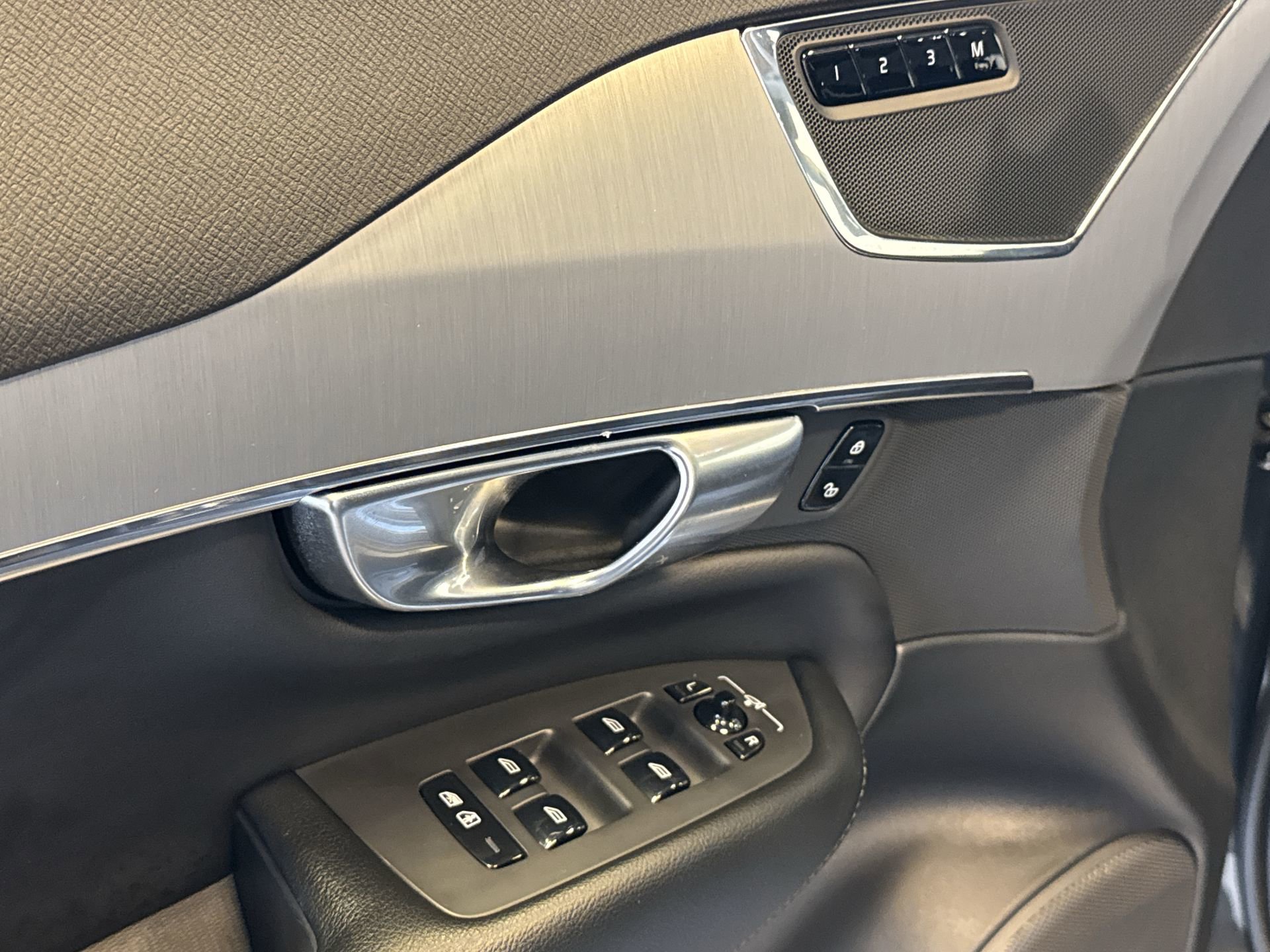 Used 2022 Volvo XC90 T5 Momentum image 13