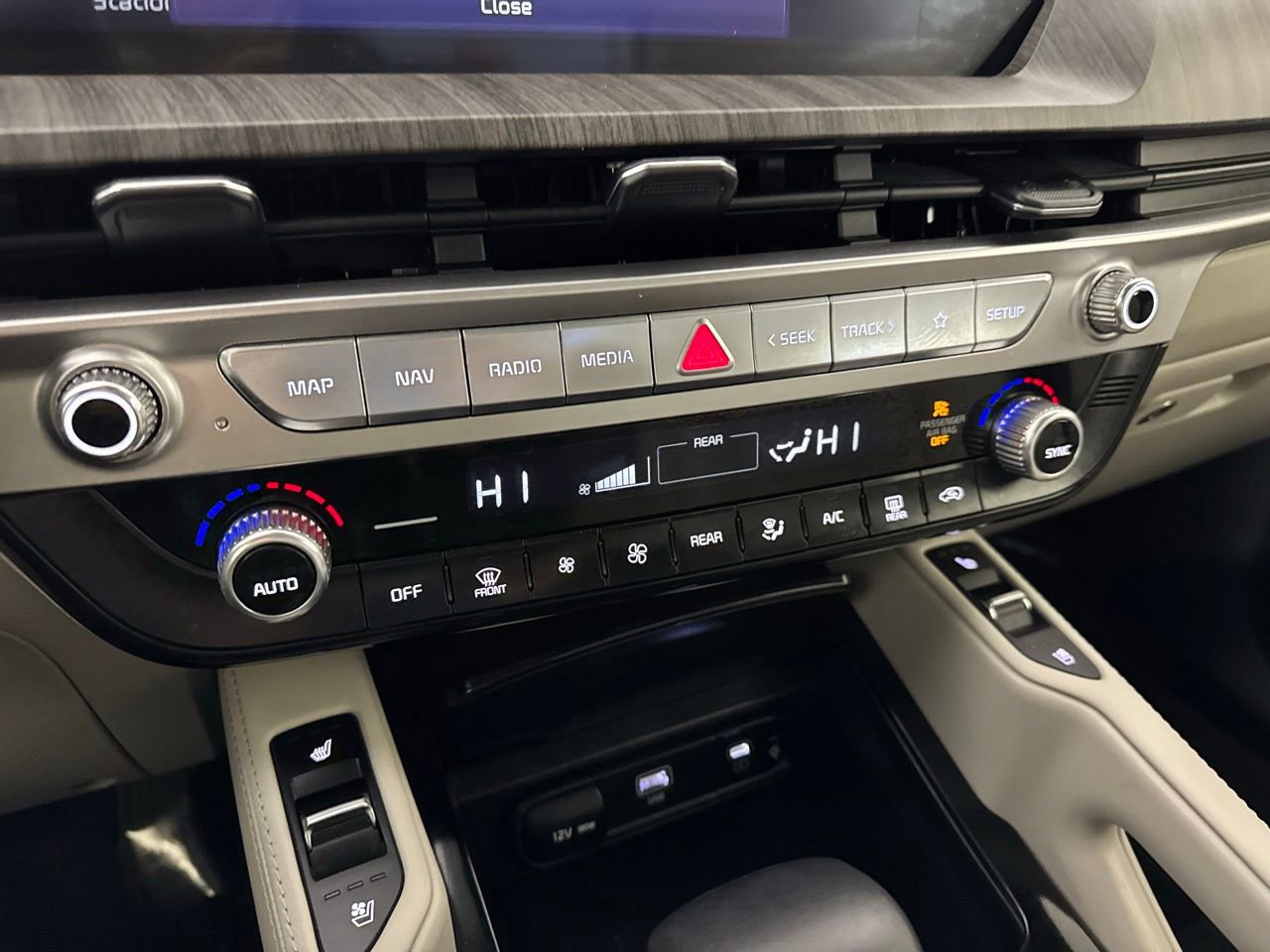 Used 2024 Kia Telluride EX w/ EX Captain's Chair Package image 17