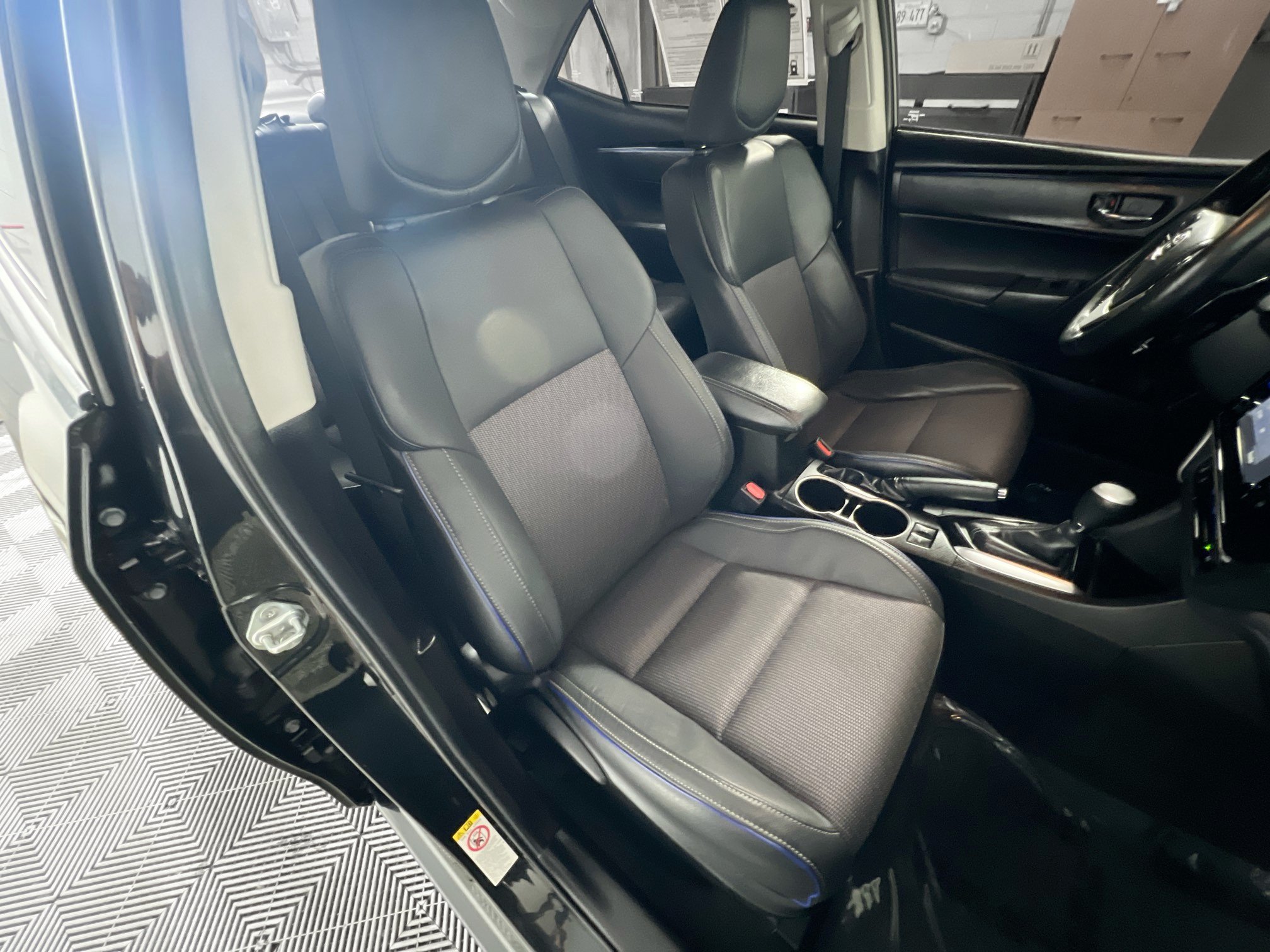 Used 2019 Toyota Corolla SE w/ SE Premium Package FWD image 30