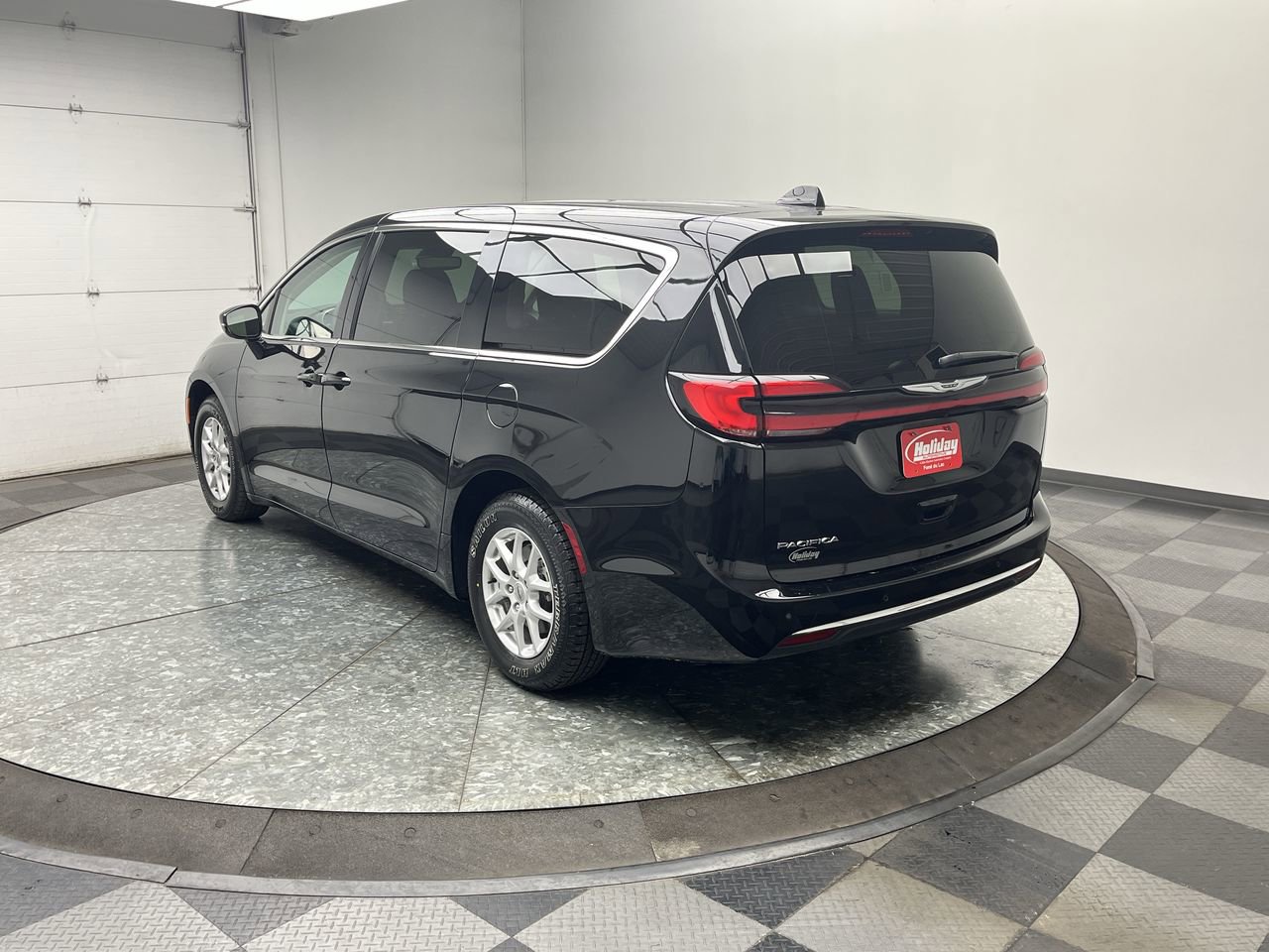 Used 2024 Chrysler Pacifica Touring-L FWD image 2