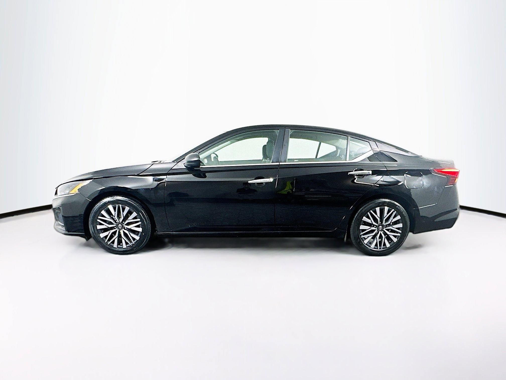 Used 2025 Nissan Altima 2.5 SV image 4