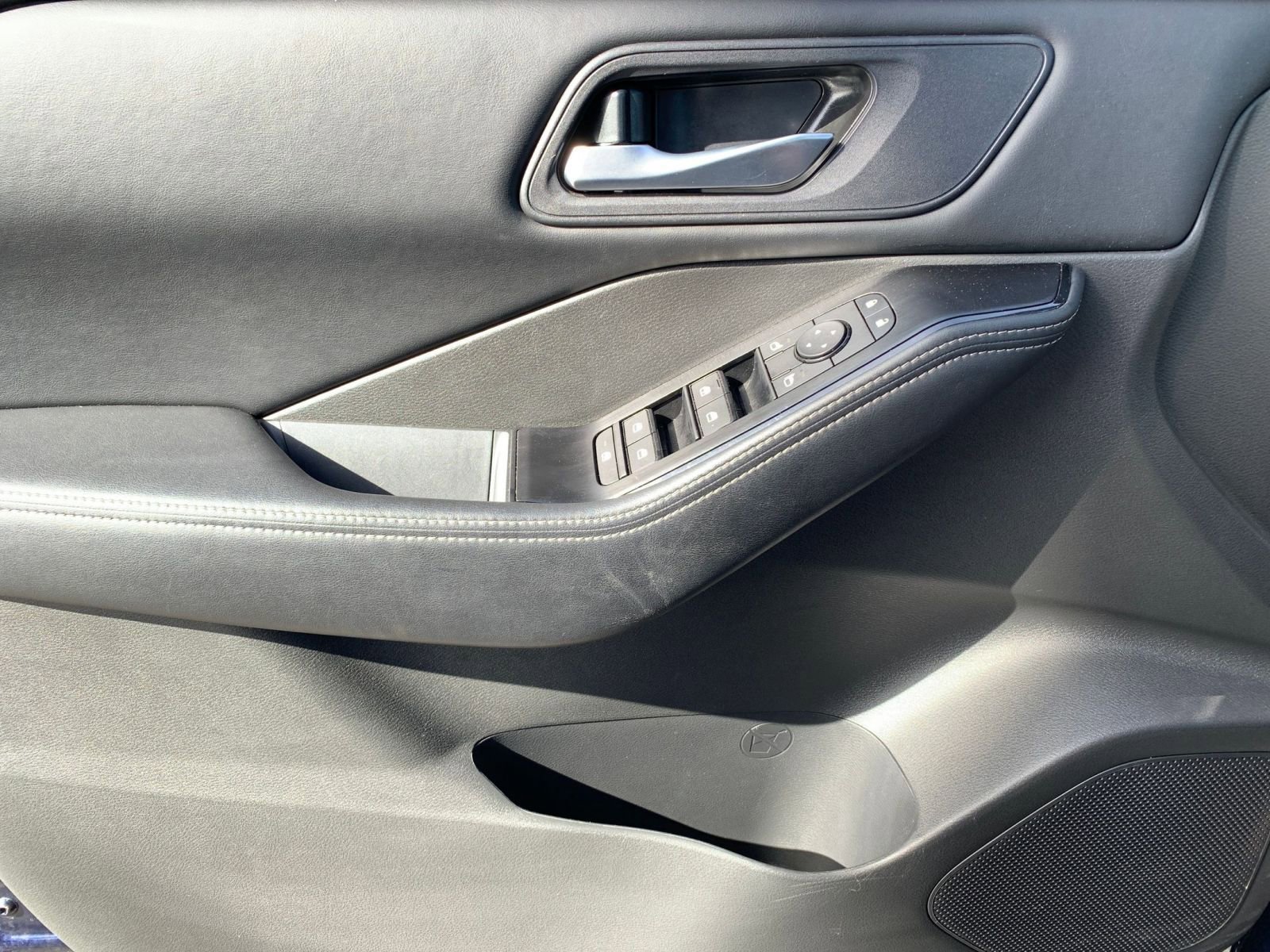 Used 2025 Nissan Rogue SV image 18