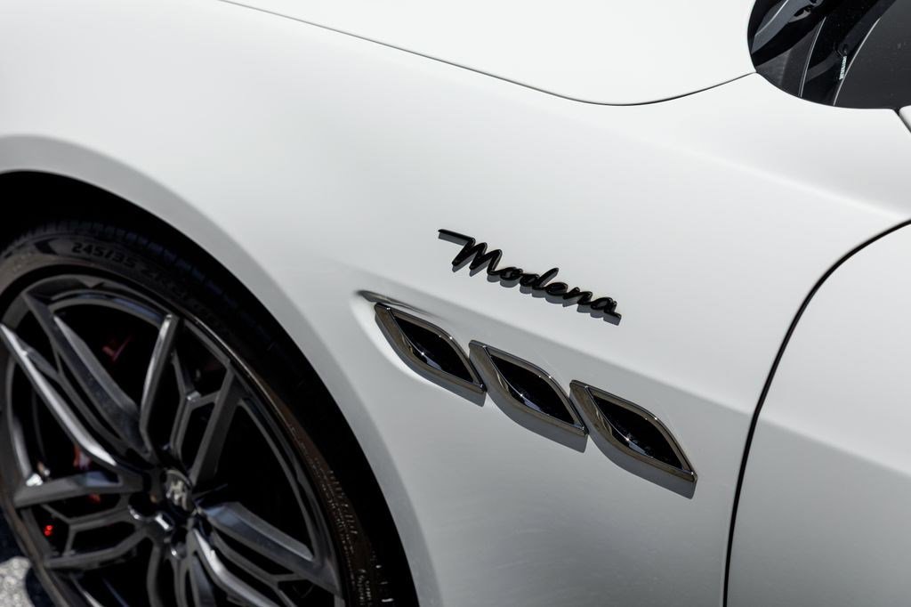 Used 2022 Maserati Quattroporte Modena RWD image 41