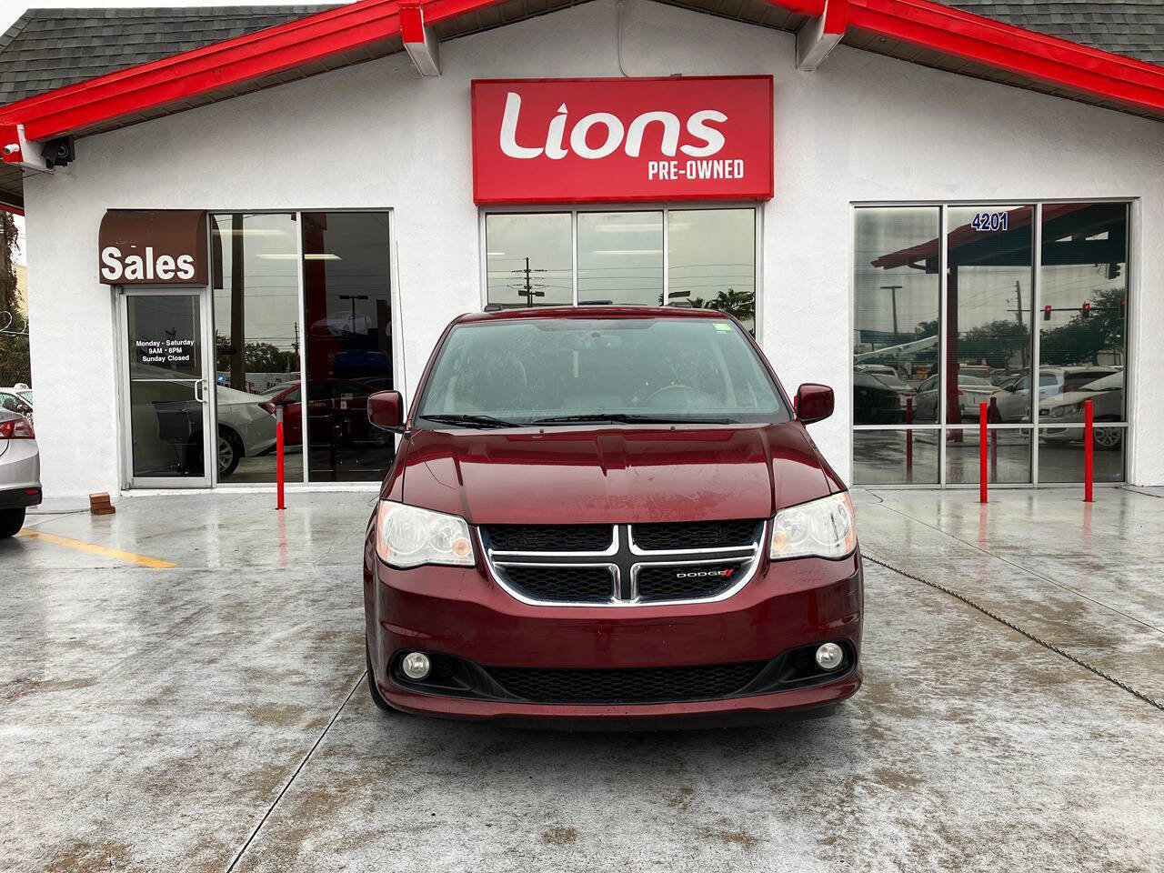 Used 2017 Dodge Grand Caravan SXT image 1